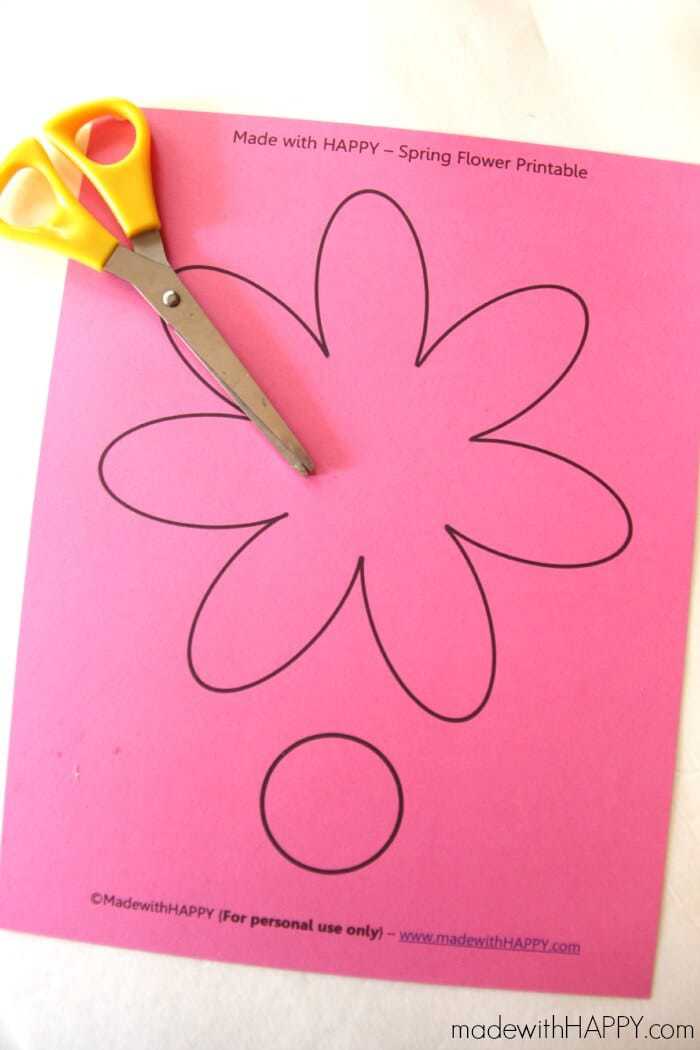 Paper Flower Kids Craft | Cute Picture and Free Printable Flower Craft | Perfect Mother's Day Kids Craft | Spring Flower Kids Craft | www.madewithHAPPY.com