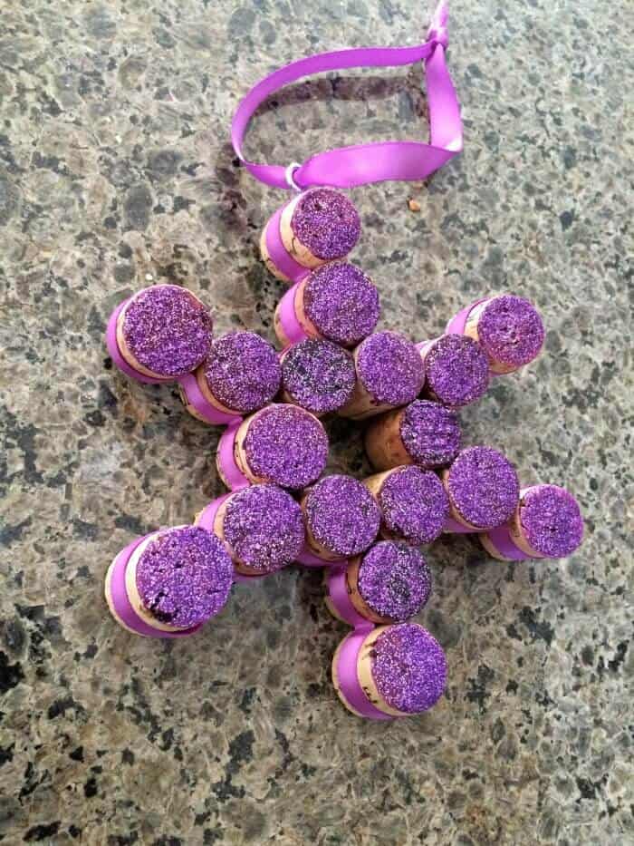 Cork Ornaments. Crafts with corks. Ornament crafts. Christmas Crafts for kids. Kids Ornaments. Cork Crafting.