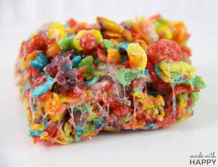 How to make rainbow rice krispie treats - Rainbow Desserts - Rainbow Rice Crispy Treats - St.Patrick's Day Treats - www.madewithHAPPY.com