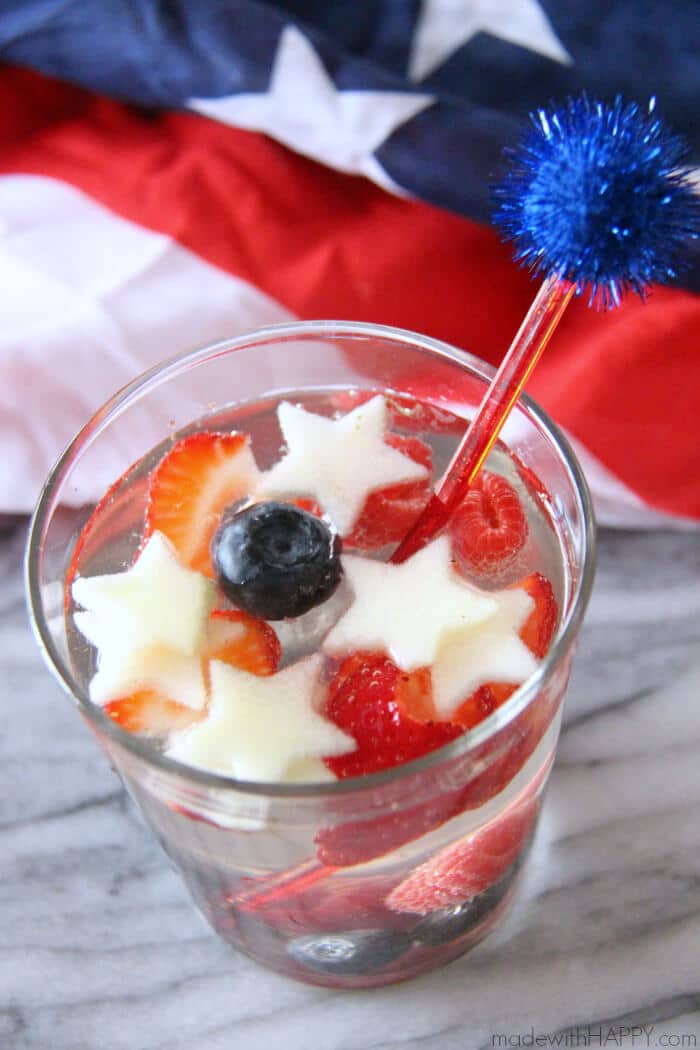 red, white and blue sangria | Patriotic Cocktails | 4th of July Drinks | American Flag inspired cocktails | Red, White and Blue Drinks | Memorial Day Drinks | www.madewithhappy.com