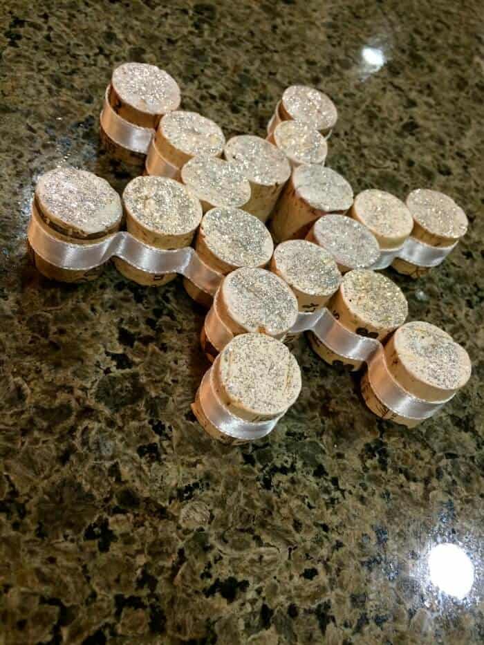 Cork Ornaments. Crafts with corks. Ornament crafts. Christmas Crafts for kids. Kids Ornaments. Cork Crafting.