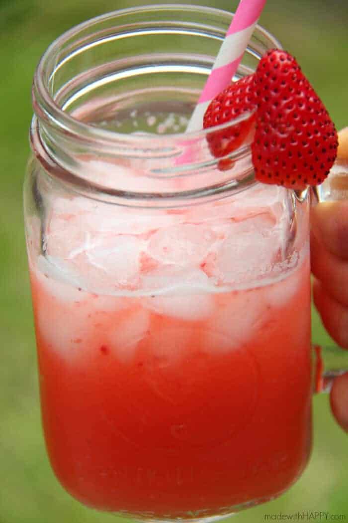 Homemade Strawberry Lemonade | Summer Drink | Homemade Lemonade | www.madewithHAPPY.com