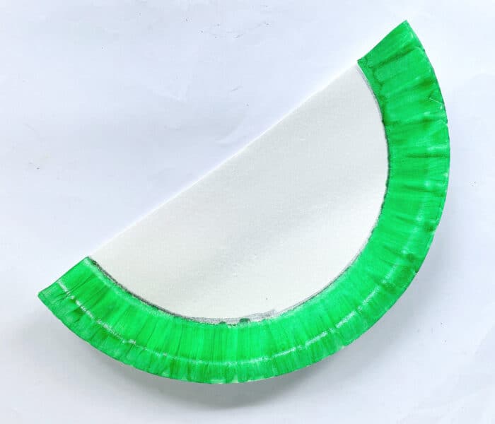 color in border of paper plate in green