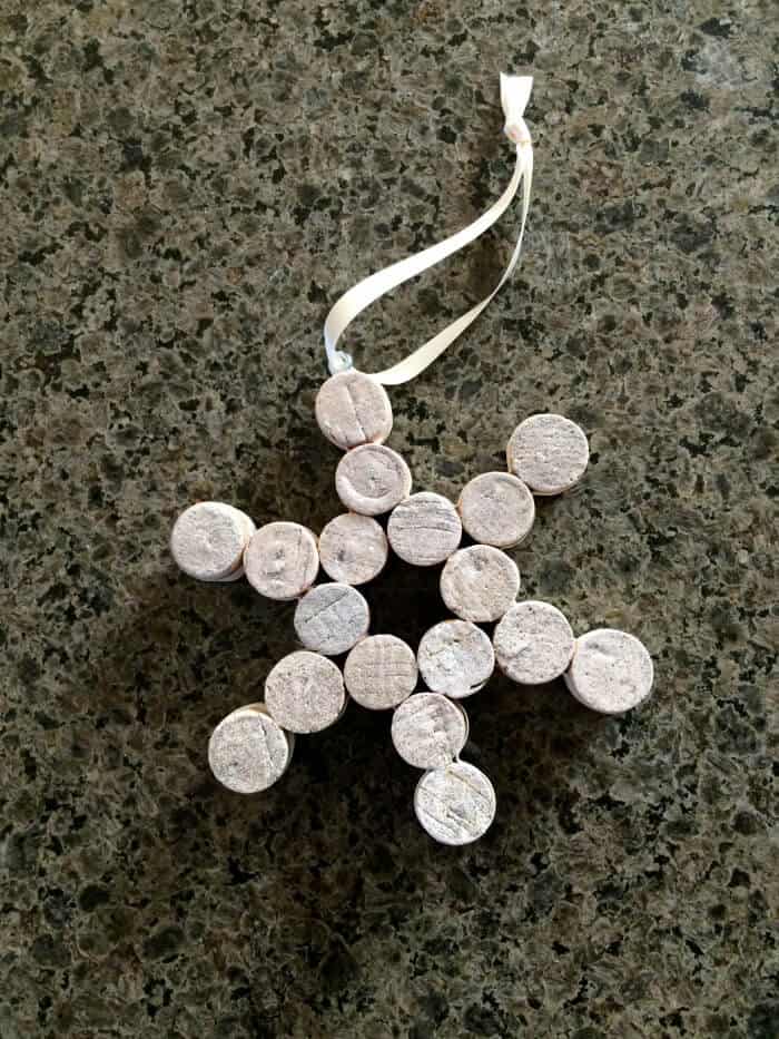 Cork Ornaments. Crafts with corks. Ornament crafts. Christmas Crafts for kids. Kids Ornaments. Cork Crafting.