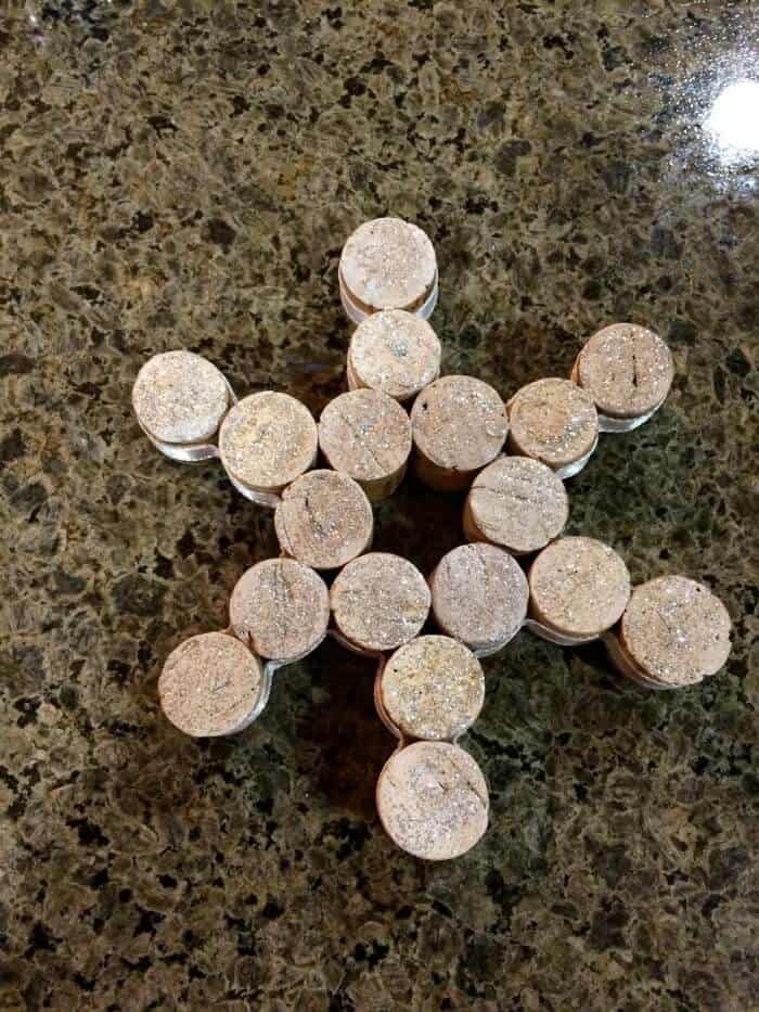 Cork Ornaments. Crafts with corks. Ornament crafts. Christmas Crafts for kids. Kids Ornaments. Cork Crafting.