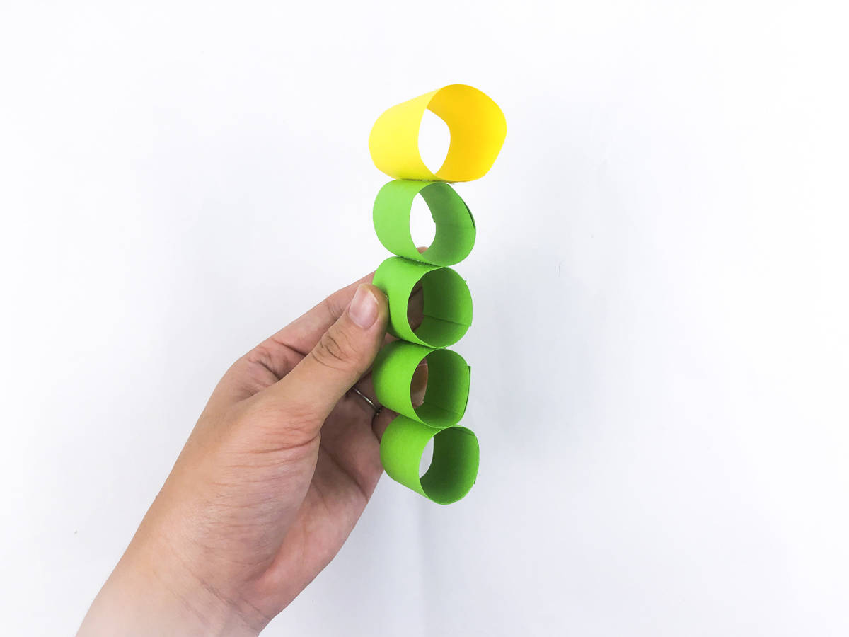 yellow paper chain as head